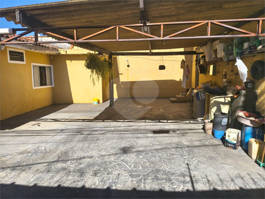 Linda Casa com Comercio ao lado independente.