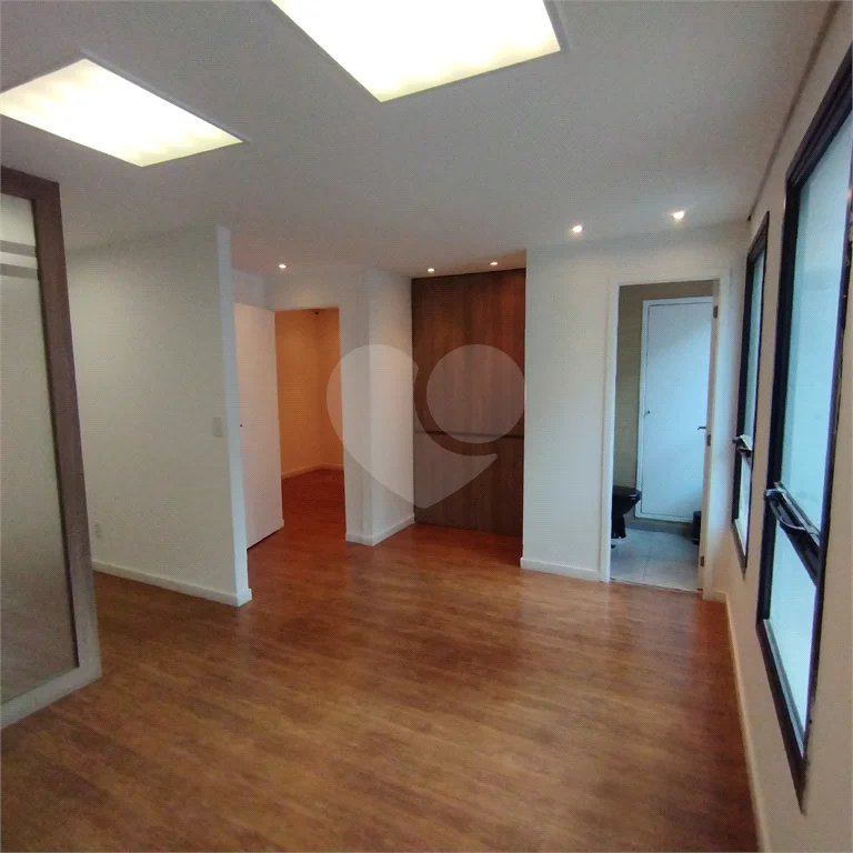 Sala comercial na Oscar Freire à venda Sala coml à venda na Oscar Freire OPORTUNIDADE Sala coml esquina. Rebouças