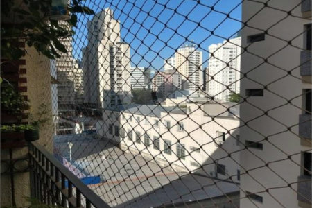 Apartamento na Vila Nova Conceição de 100m2 com 2 dorms, 1 suíte , 3 banheiros, 2 vagas. Estuda permuta.