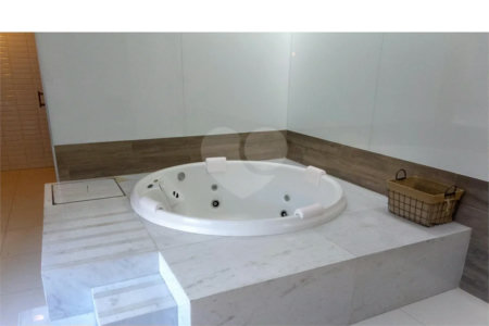 Espaço, conforto e uma localização privilegiada fazem deste apartamento mobiliado no Baeta Neves, em São Bernardo do Campo, uma excelente opção para seu novo lar. Com 118 m², três dormitórios e quatro banheiros, o imóvel oferece ambientes amplos para acomodar a família e receber amigos com comodidad