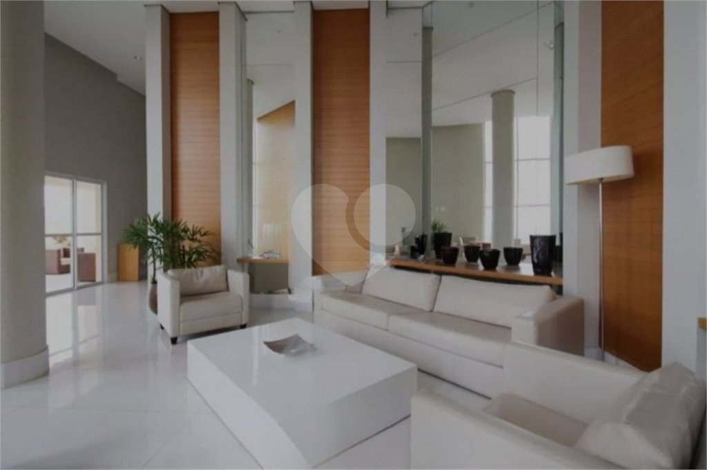 Apartamento com dois dormitórios sendo um climatizado, com duas vagas de garagem.