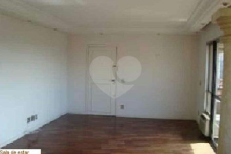 Apartamento 110 m2 , três dormitórios, duas vagas de garagem.