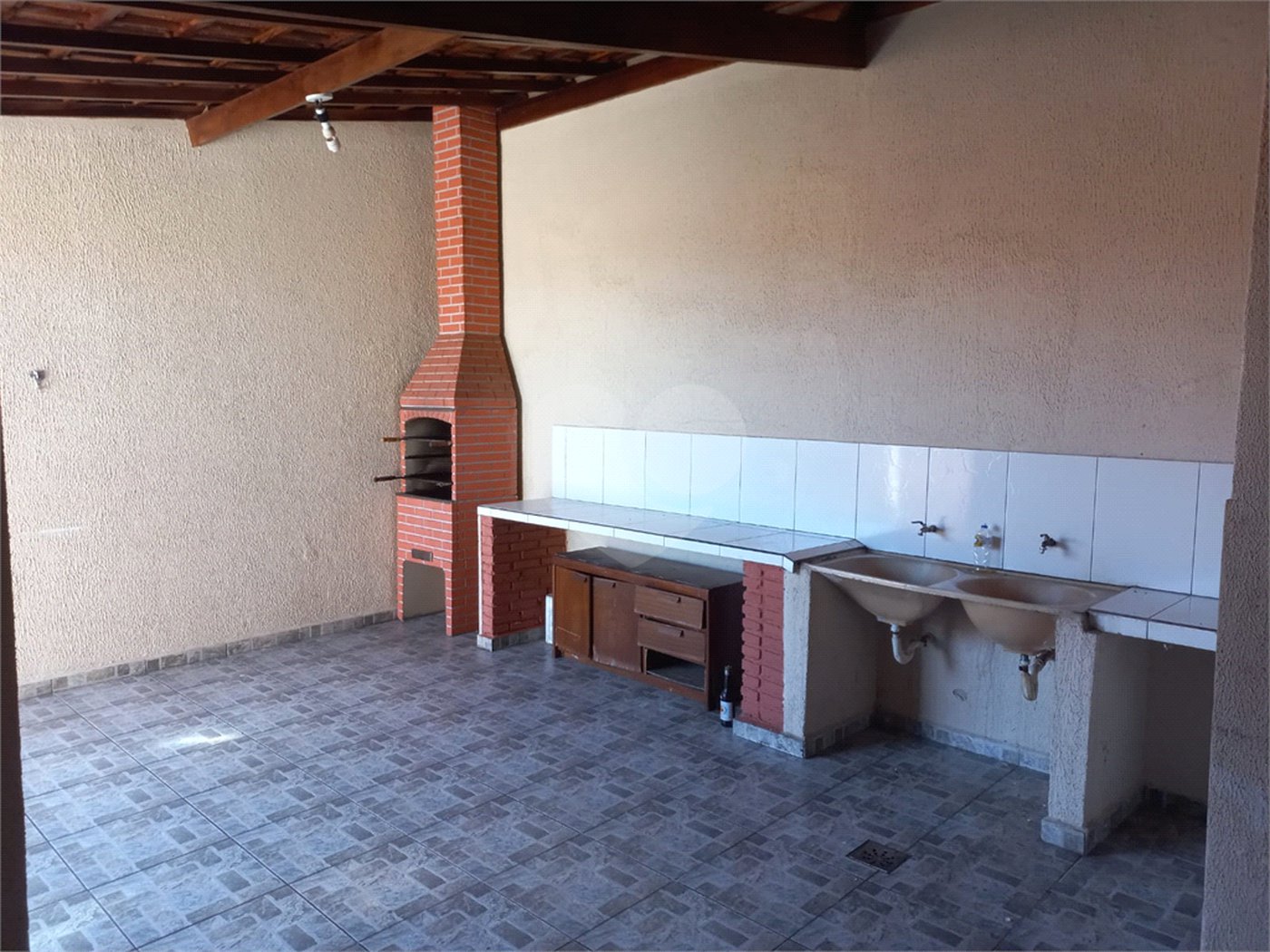 Casa térrea com 3 dormitórios, sendo 1 suíte.