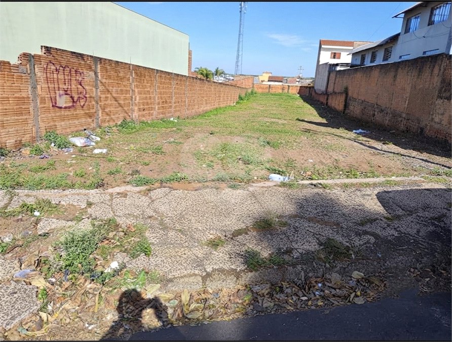 Oportunidade Comercial: Terreno de 525m² em Localização Estratégica no Parque Sissi!