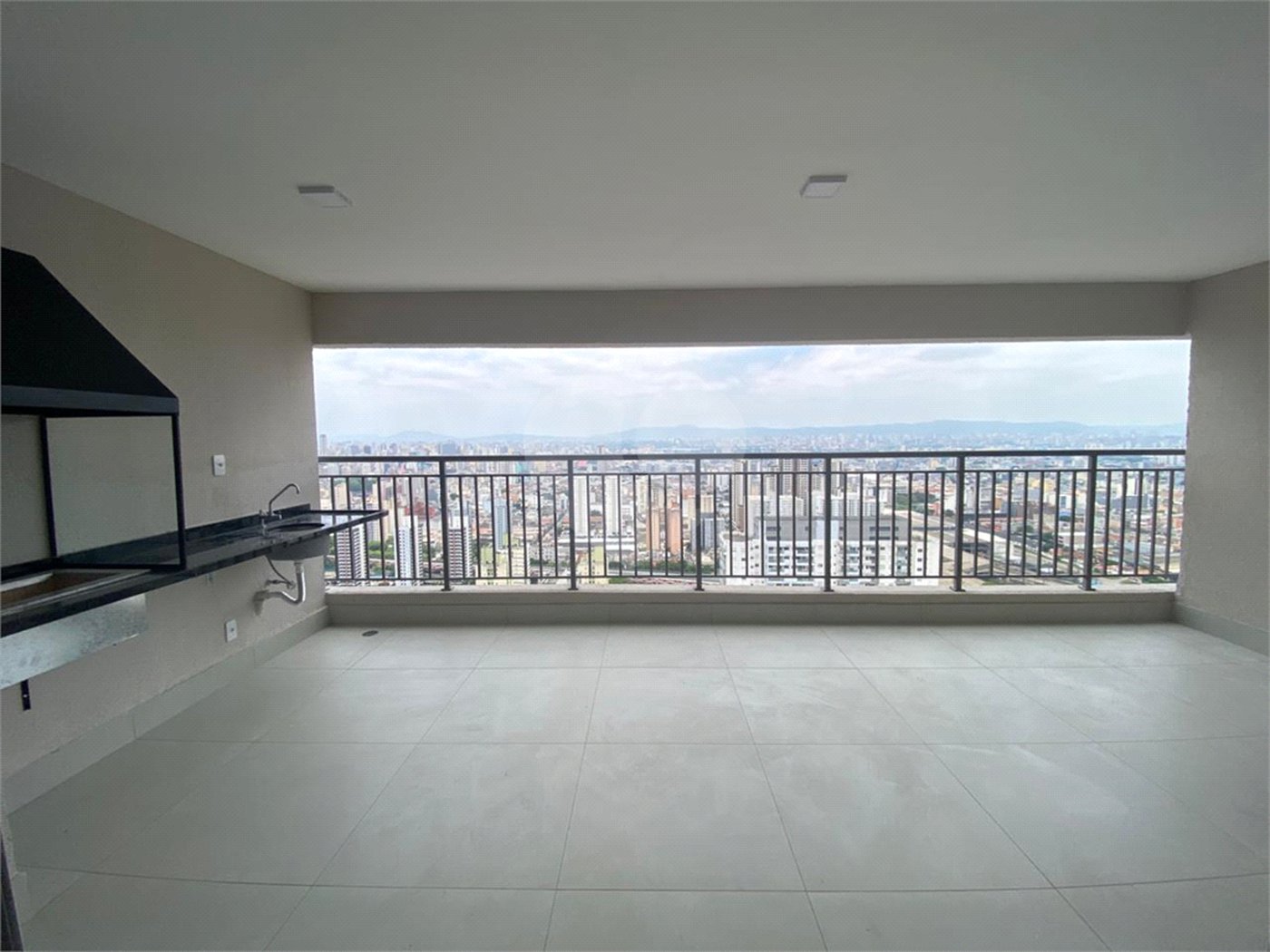 Apartamento com 3 quartos e varanda gourmet próximo do metrô
