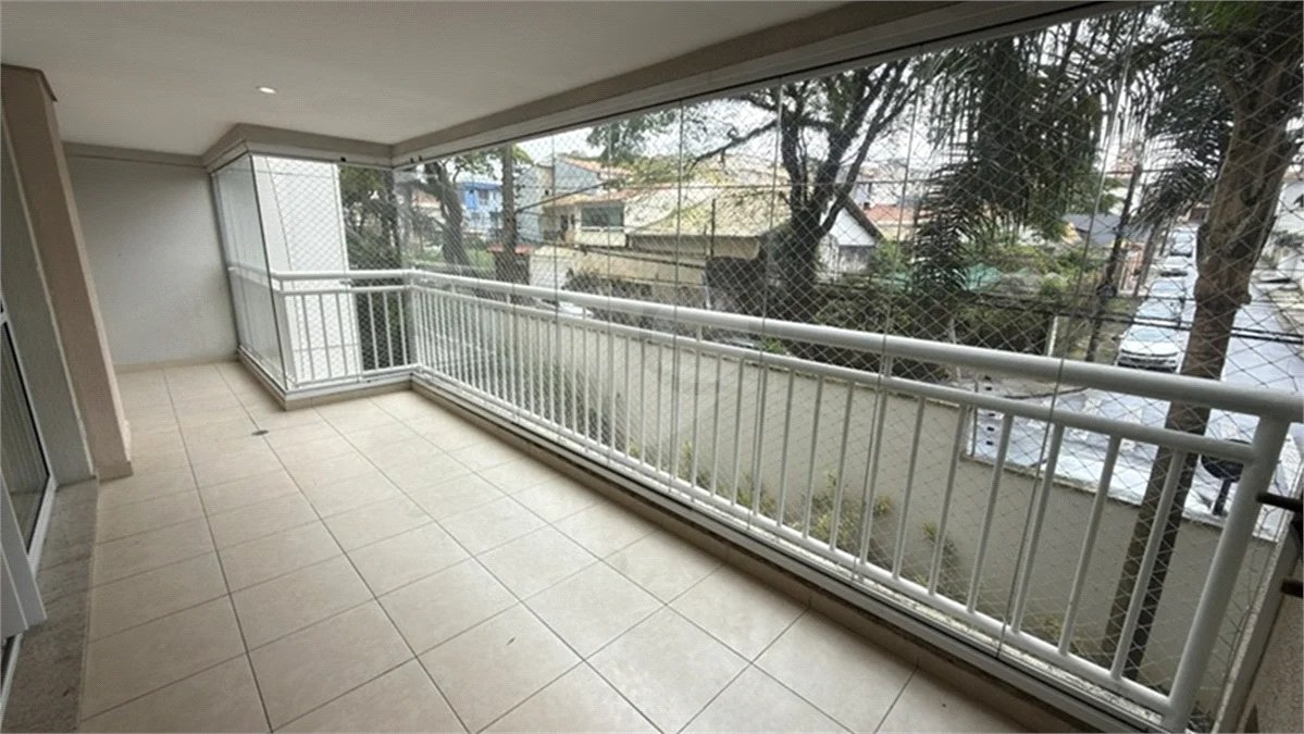 Apartamento de 155 m² com 4 dormitórios, varanda e 2 vagas de garagem. Condomínio com piscinas adulto, infantil e aquecida, lazer e portaria 24 horas.