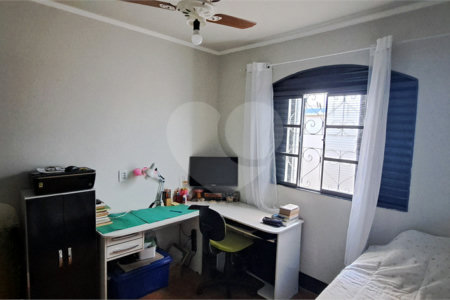 Casa no Jardim Medeiros ampla com 3 dormitórios bem distribuída