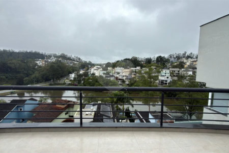 Sobrado de alto padrão no Swiss Park, totalmente reformado, com 4 suítes, piscina, elevador, espaço gourmet, 4 vagas e condomínio com lazer completo.