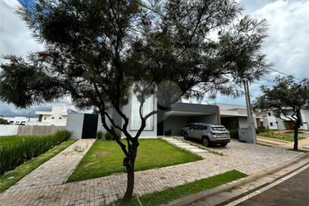 Casa de alto padrão para venda no condomínio Damha III.