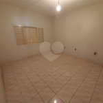 Casa Térrea com 3 dormitórios, sendo 1 suíte.