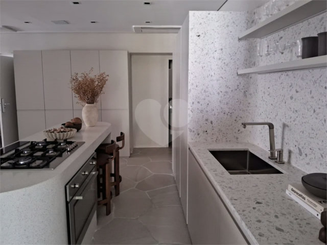 Apartamento à venda com 3 suítes em Moema, São Paulo, SP
