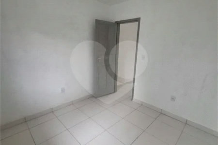 SOBRADO TIPO APARTAMENTO COM 1 QUARTO PARA LOCAÇÃO 42m² - SANTISSIMO