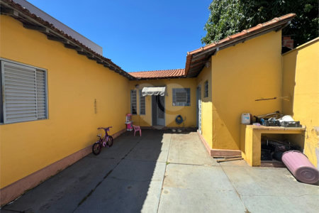Casa com salão comercial, á venda, em São Carlos-SP.