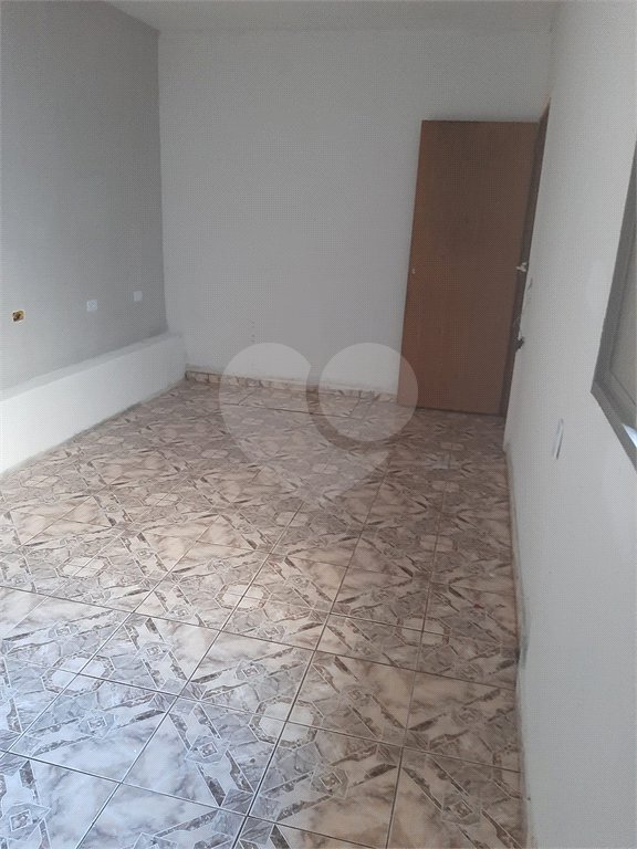 Casa térrea com 2 dormitórios.