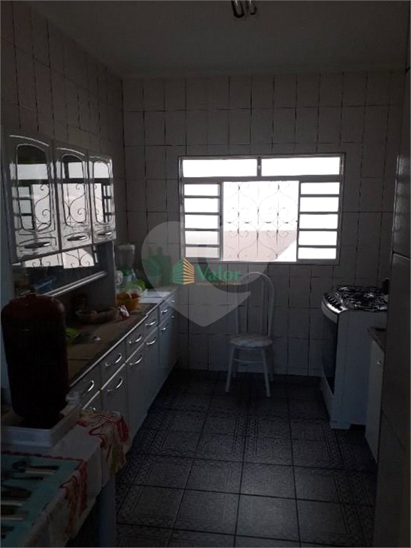 Ampla casa no condomÍnio Parque Fehr, contendo: