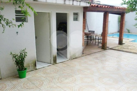 Excelente sobrado à venda em Moema Pássaros c/222 m², 3 suítes e 3 Vagas na garagem