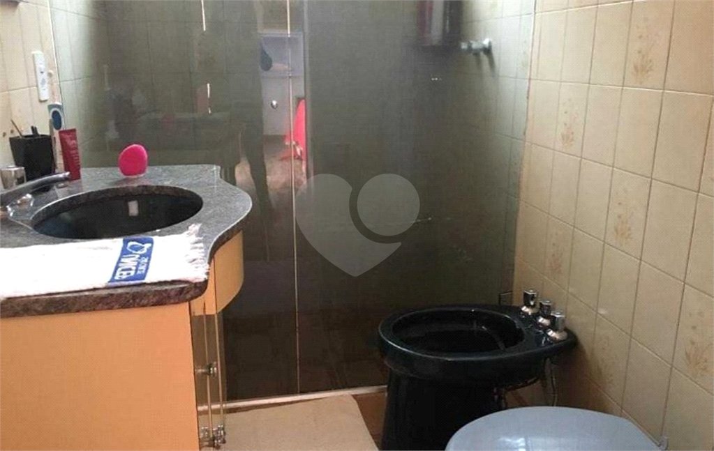 Casa térrea com 3 dormitórios, sendo 2 suítes.