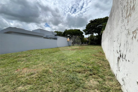 Terreno em condomínio fechado com 512 metros