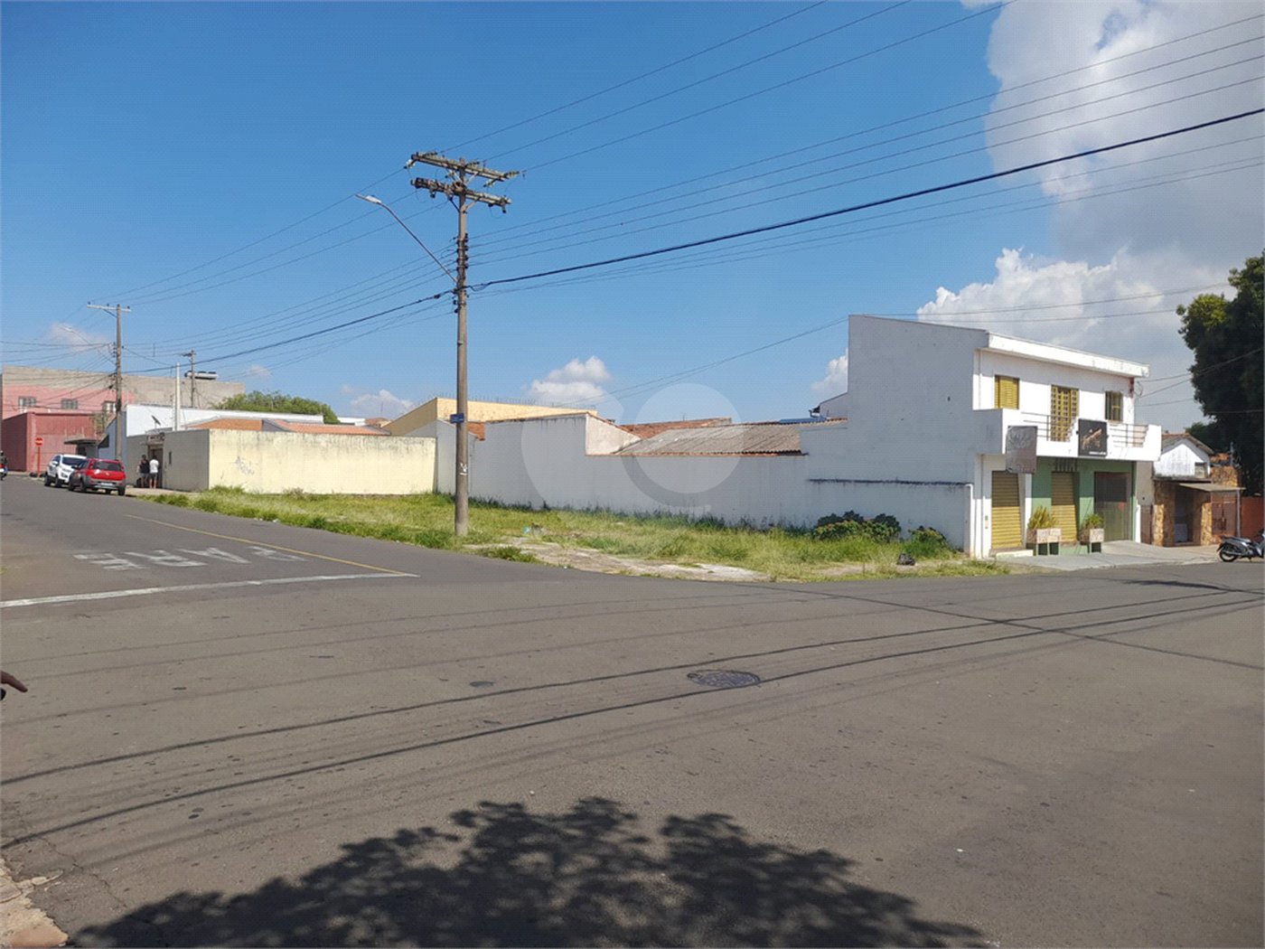 Terreno plano com boa localização no Cruzeiro do Sul .