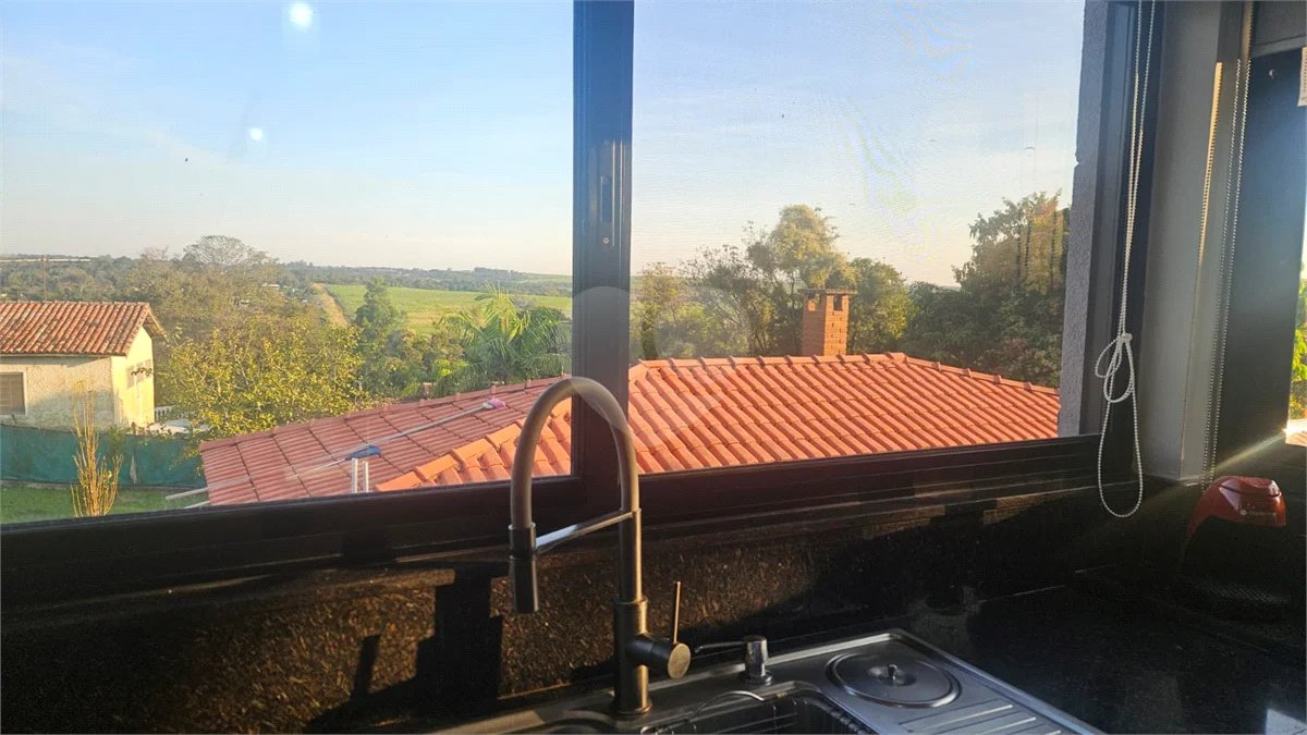 Indaiatuba- condominio Vale das Laranjeiras - Itaici - Terreno 3040,00 ms- construida 220ms - 3 dormitórios, sendo 2 suítes e uma suíte master com closet, além de uma sala ampla com 3 ambientes, Cozinha planejada,, campo de futebol/vôlei, Area de lazer com piscina, espaço gourmet com churrasque