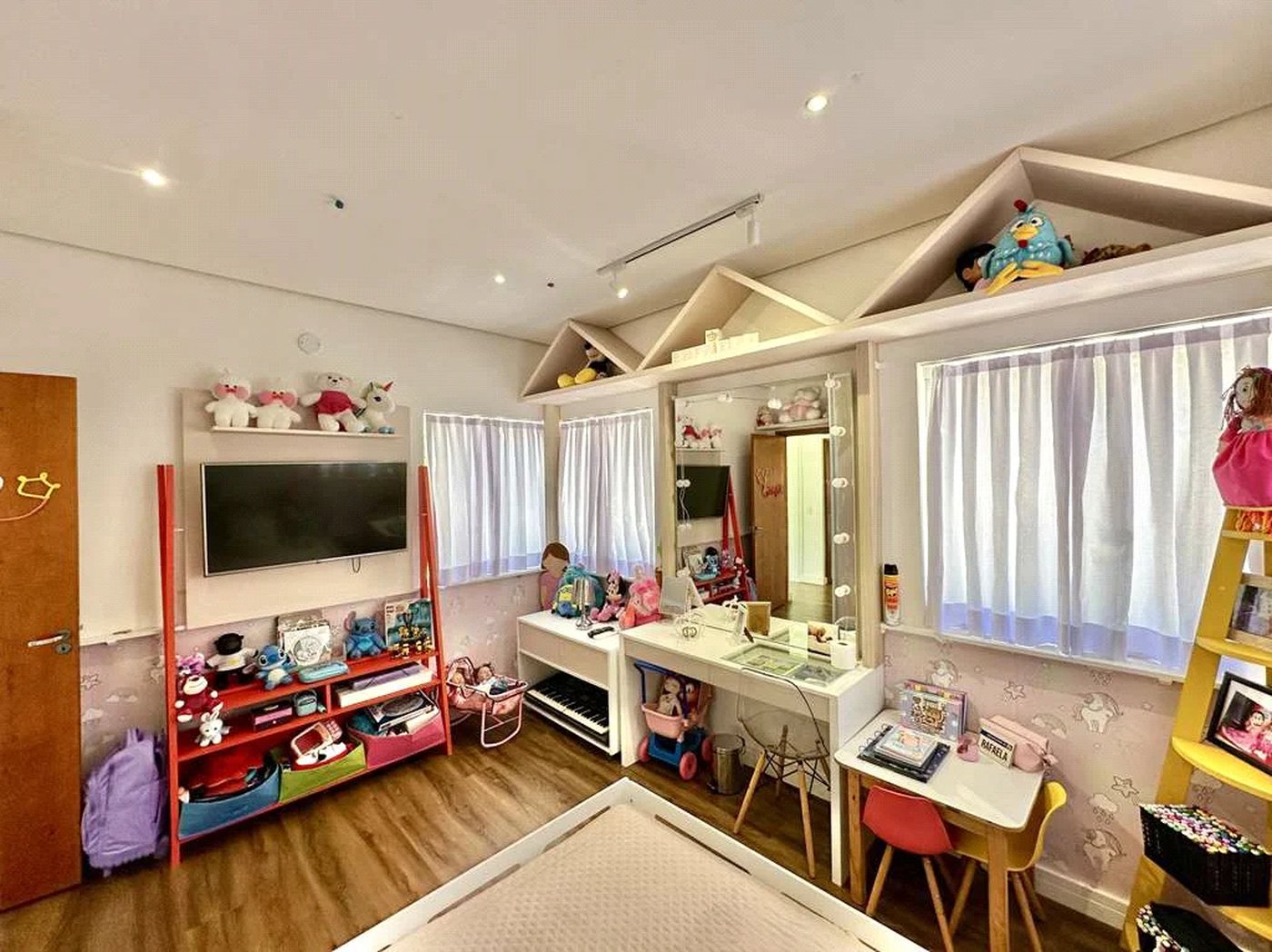 Magnífica Casa Contemporânea na Fazendinha - 4dorms | 3 Suites | Gourmet, piscina, lareira, hóspedes, escritório! Muito Verde e Tranquilidade em um dos melhores condominios da Região .