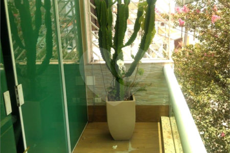 Linda Casa Sobrado a venda no Alto da Mooca com excelente acabamento, semi mobiliada com 2 suítes