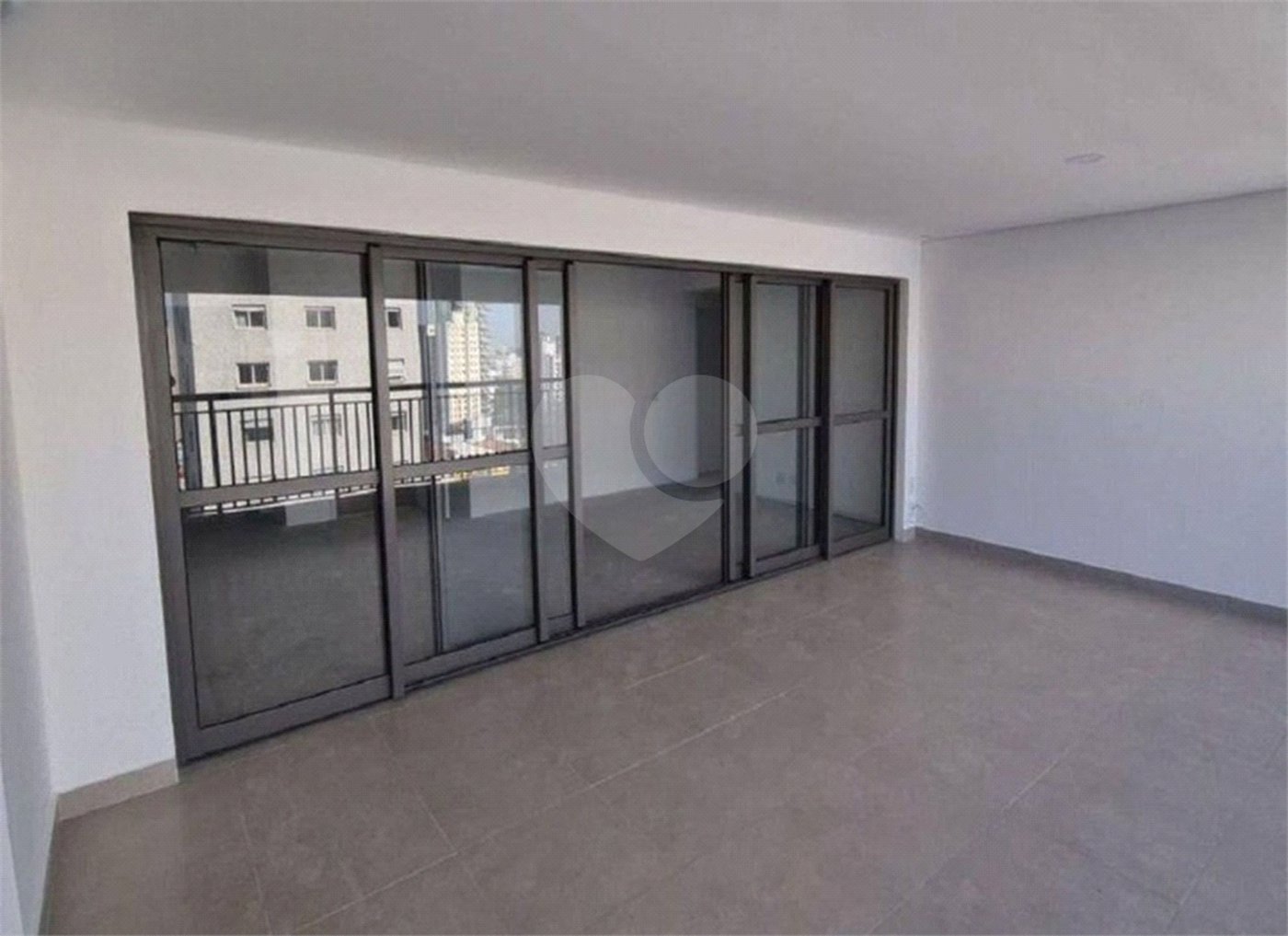 Apto com 159m² área útil com 3 suítes 2 vagas varanda gourmet e lazer completo.