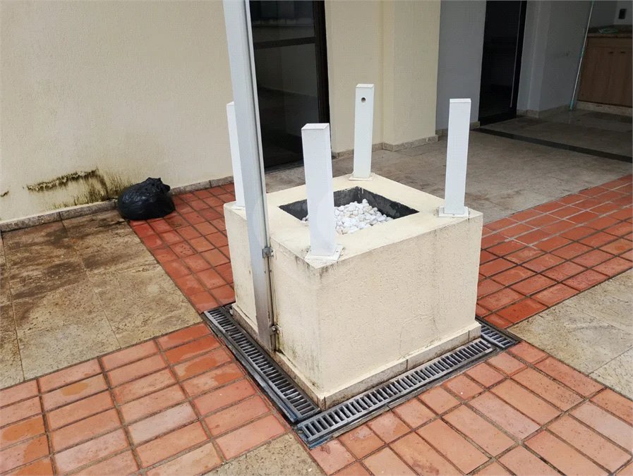 Linda cobertura Duplex om 3 dormitórios, sendo uma suíte com armários e ar condicionado e 2 vagas .