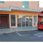 ?Oportunidade Única em São Carlos: Salão Comercial + Casa Independente nos Fundos – Ideal para Investidores!