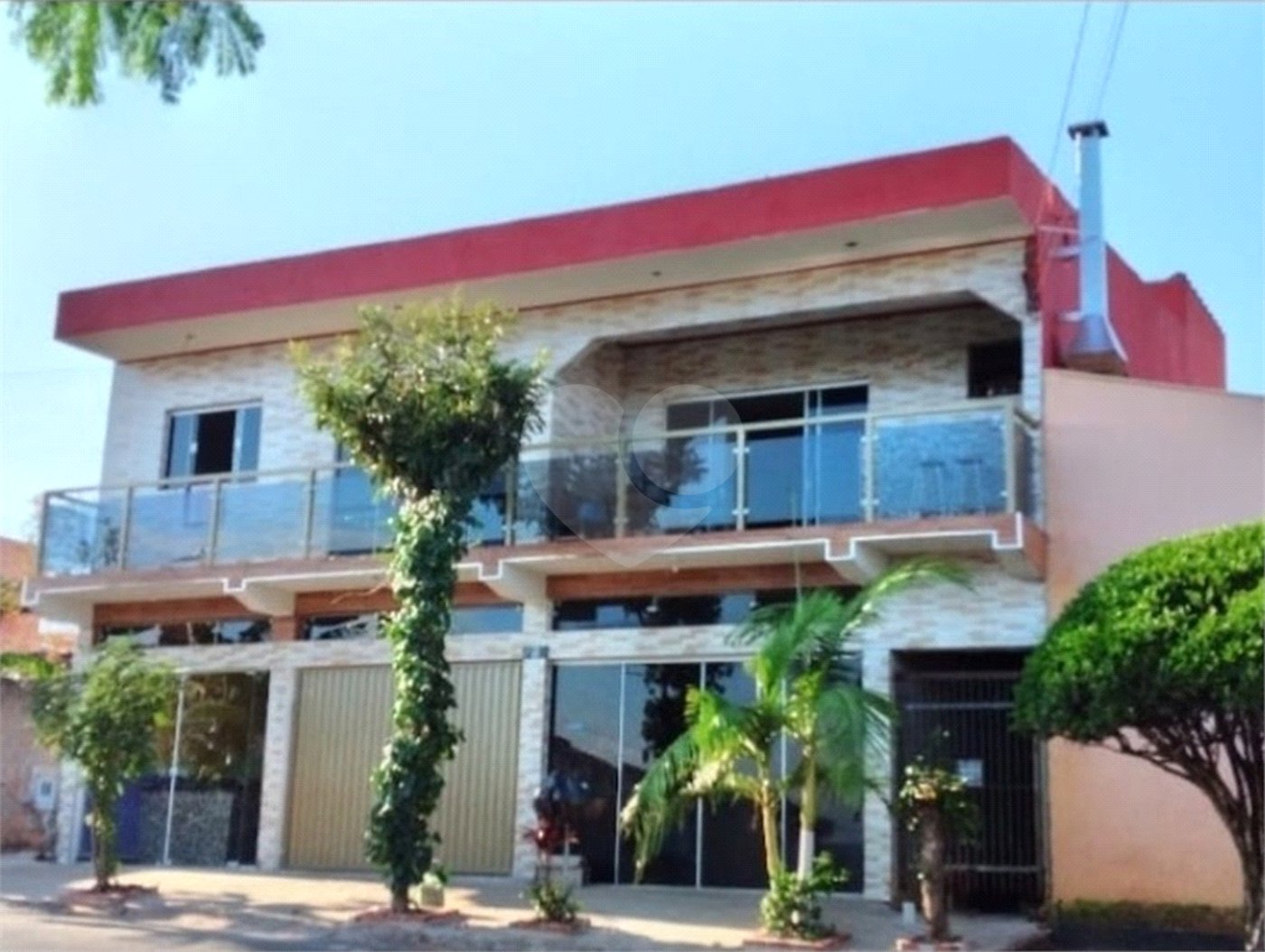 Sobrado 3 quartos e área comercial em baixo.