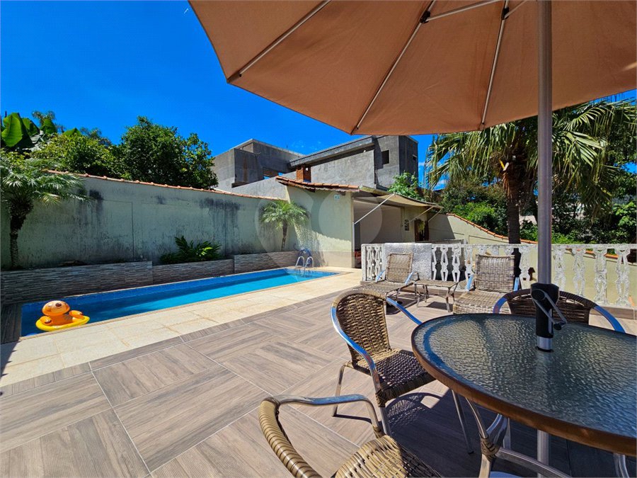 Casa térrea em Atibaia com 3 dormitórios (2 suítes), piscina, espaço gourmet, condomínio fechado