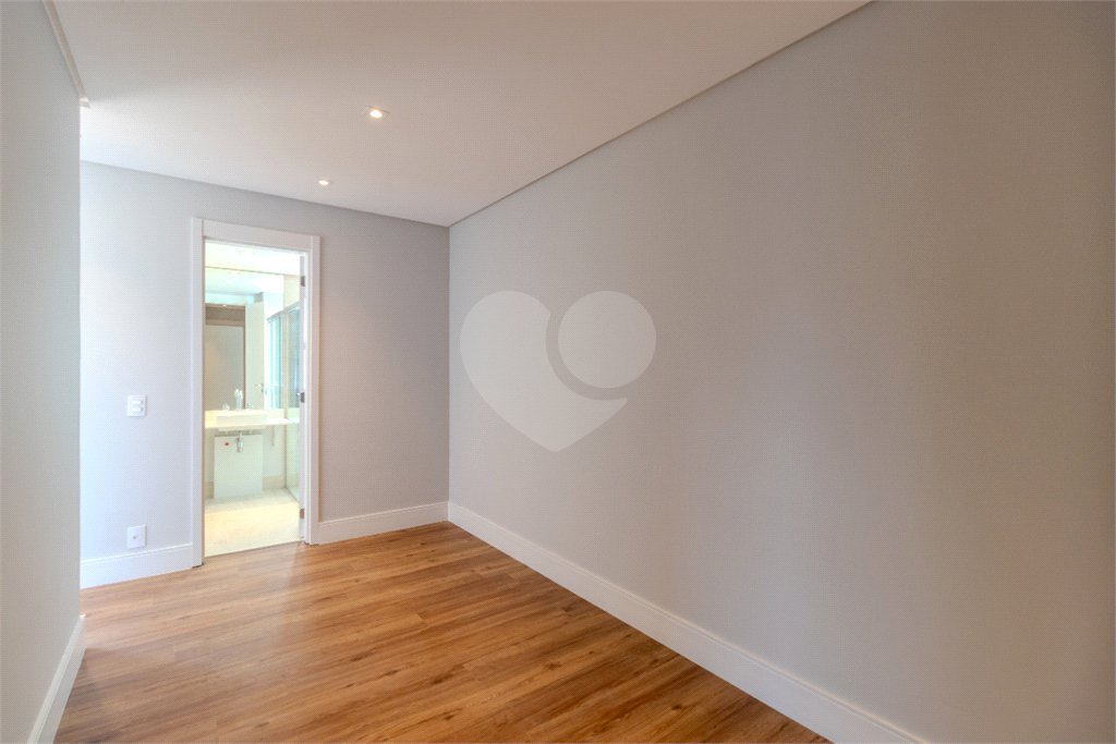 Apartamento para venda em Moema com 3 quartos, sendo 3 suítes, 2 vagas, 149 m²