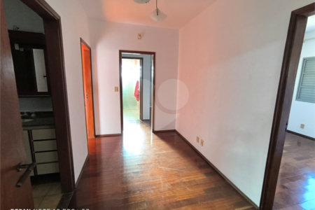 Casa á venda na Avenida Pau Brasil.