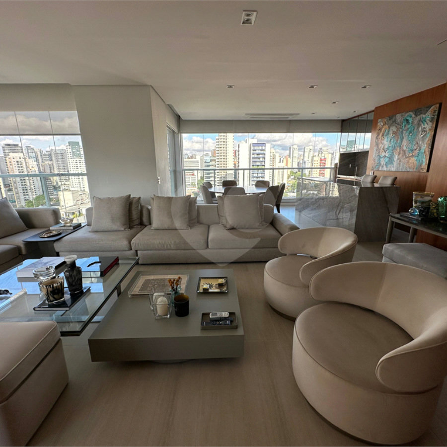 Apartamento com 03 dormitorios, sendo 02 suítes e 03 vagas de garagem na Vila Olímpia SP