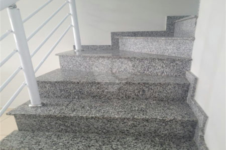 Indaiatuba - Sobrado para venda e Locação - Jardim Nely em Indaiatuba - R$ 425.000,00 - aceita parte em permuta - Bairro tranquilo com fácil acesso a rodovias, Shopping Polo Parque Mall - Assai, Polo shopping - Com duas suítes sendo uma com sacada, , lavabo. área de serviço , 2 vagas, portão ele