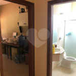 Casa no condomínio Damha I.