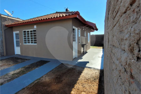 Seu Novo Lar Te Espera: Casa Aconchegante, Pronta para Morar e com 2 dormitórios e Amplo Quintal!