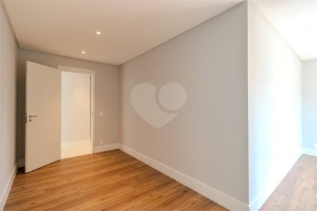 Apartamento para venda em Moema com 3 quartos, sendo 3 suítes, 2 vagas, 149 m²