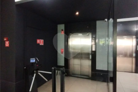 Sala comercial na Oscar Freire à venda Sala coml à venda na Oscar Freire OPORTUNIDADE Sala coml esquina. Rebouças