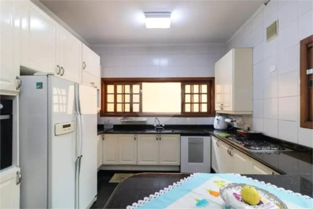 Casa com 3 dormitórios sendo 3 suítes com 03 vagas de garagem.