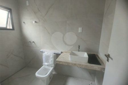 Casa exclusiva em Atibaia de alto padrão com 3 suítes, piscina, espaço gourmet, condomínio fechado, aceita financiamento