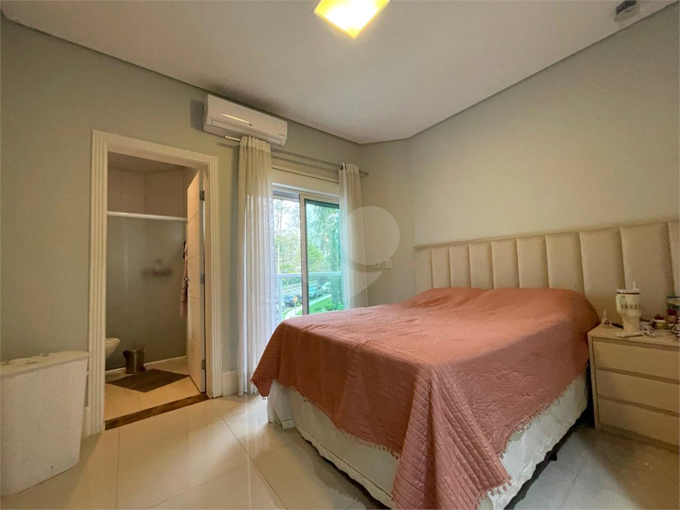 Casa com 4 quartos em condomínio fechado com piscina