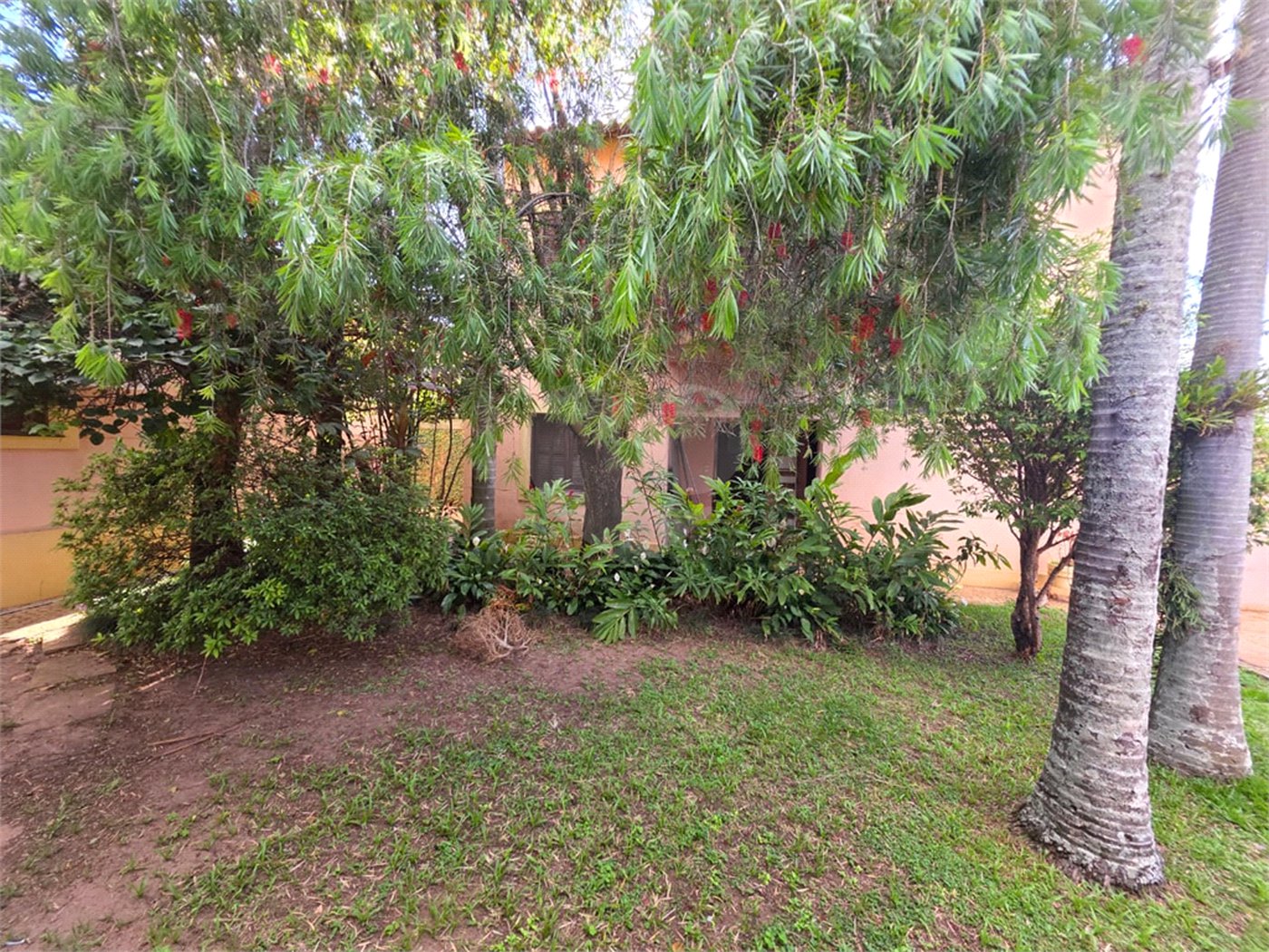 Casa Térrea 5 quartos bem localizada com piscina.