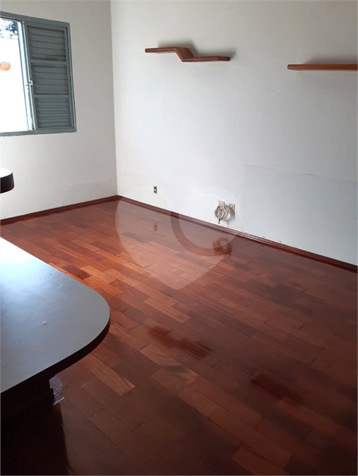 Casa á venda na Avenida Pau Brasil.