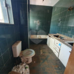 Casa térrea com 5 dormitórios, sendo 2 suítes.