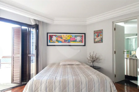 Apartamento de 200m² com 3 dormitórios, 2 suítes e 3 vagas em condomínio 1 por andar.