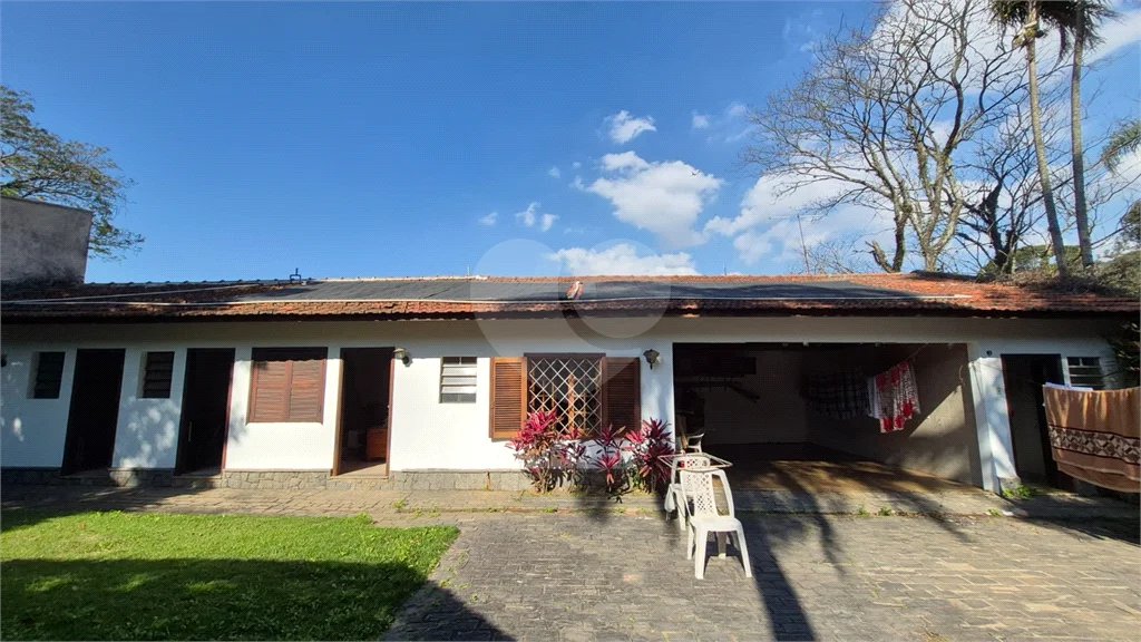 Casa com Piscina, Sauna e Edícula em Rua Arborizada no Tremembé