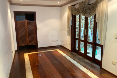 Casa Térrea com Acabamento em Tijolo Aparente e Quintal Amplo - Próximo ao Shopping Iguatemi