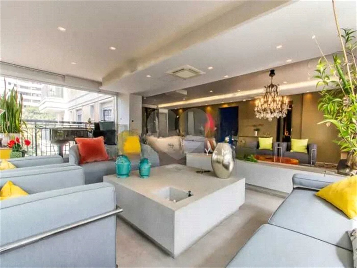 Apartamento de 306m² na melhor região de Moema, 3 suítes, 5 vagas, varanda gourmet, depósito, fora de rota