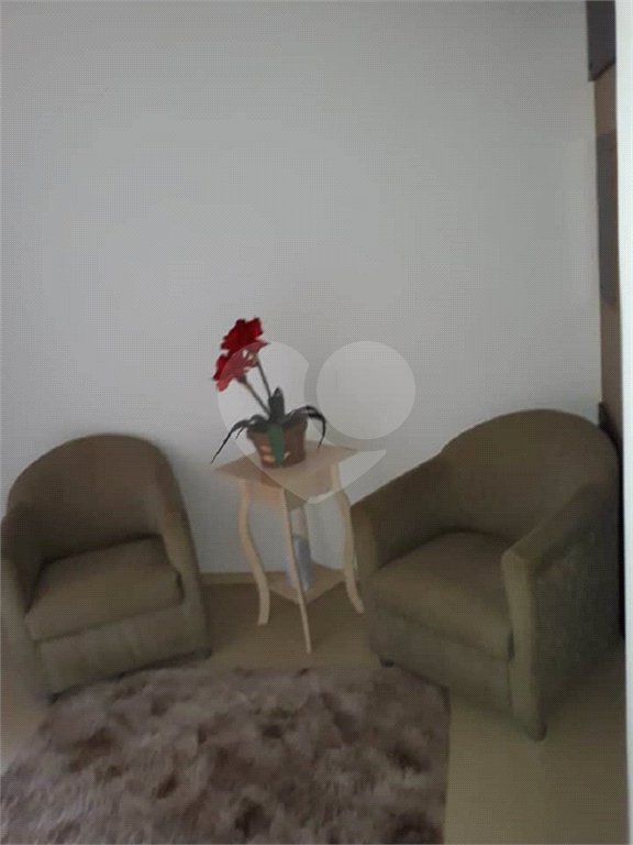 Casa Térrea com dormitórios, sendo 2 suítes.